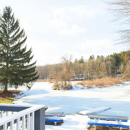 Spring Poconos Getaway! 2Bd Cabin Henryville エクステリア 写真