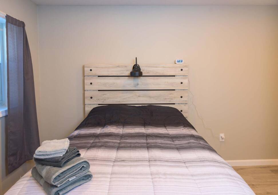 Spring Poconos Getaway! 2Bd Cabin Henryville エクステリア 写真