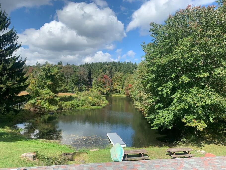Spring Poconos Getaway! 2Bd Cabin Henryville エクステリア 写真