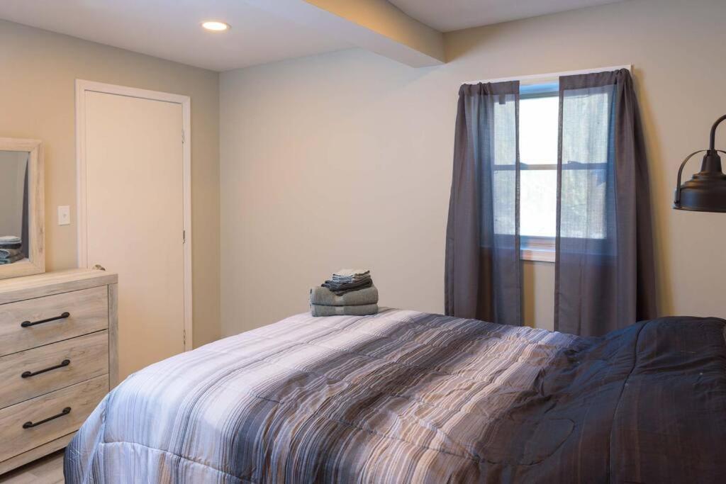 Spring Poconos Getaway! 2Bd Cabin Henryville エクステリア 写真
