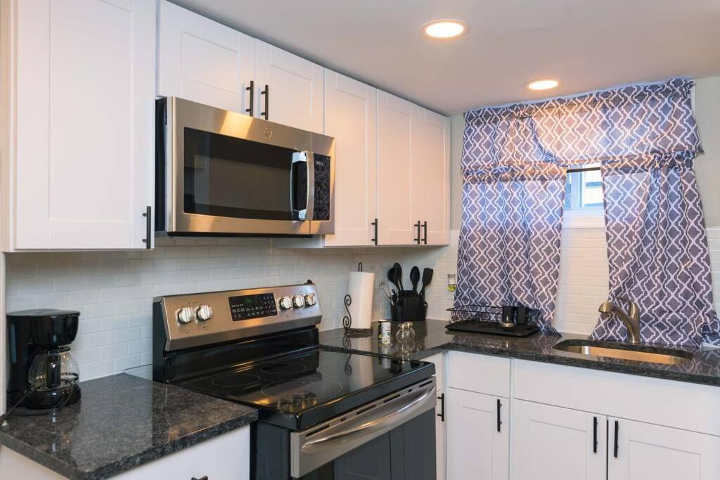 Spring Poconos Getaway! 2Bd Cabin Henryville エクステリア 写真
