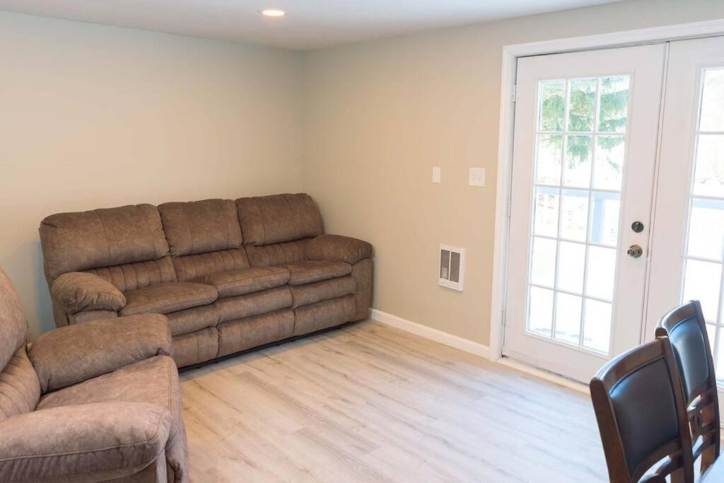Spring Poconos Getaway! 2Bd Cabin Henryville エクステリア 写真