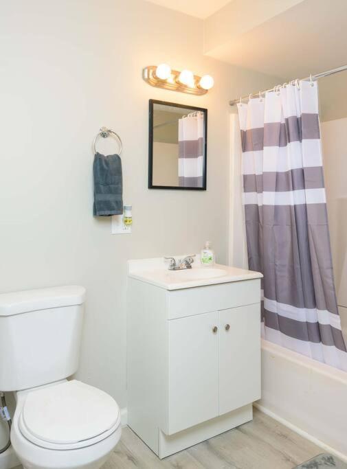 Spring Poconos Getaway! 2Bd Cabin Henryville エクステリア 写真