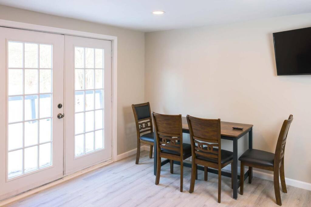 Spring Poconos Getaway! 2Bd Cabin Henryville エクステリア 写真